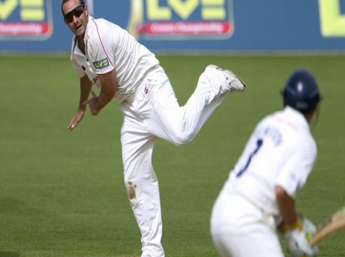 Cosker takes 5/46 as Gloucestershire make 230/9