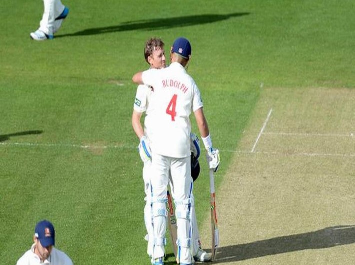 Wallace scores his 10,000th first-class run for Glamorgan