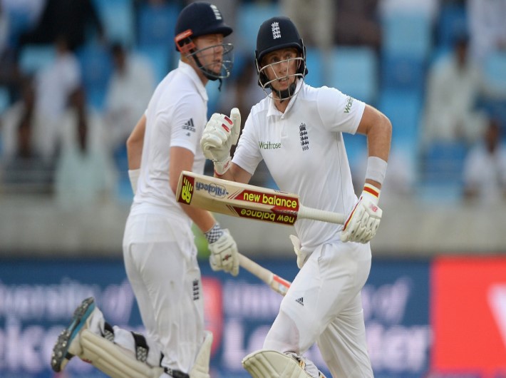 England fight to save 2nd Test