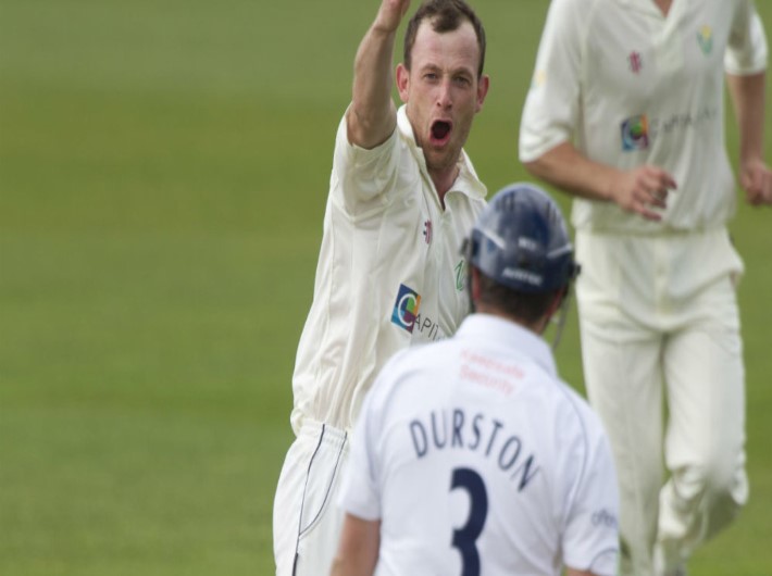 Leicestershire reach 221/4 before rain at Grace Road