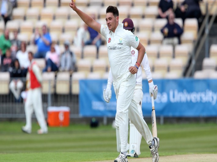 Derbyshire reach 236/9 before bad light ends play