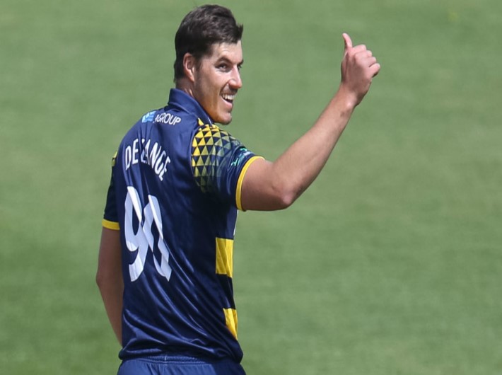 De Lange takes five as Glamorgan trail by 15 runs