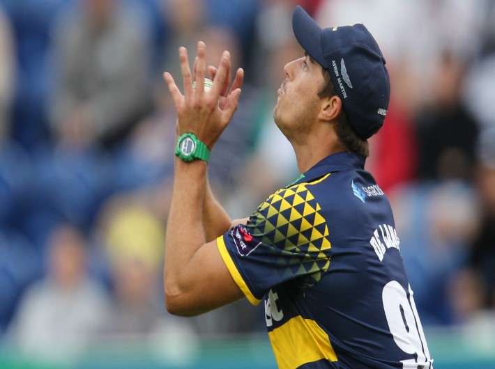 Glamorgan win by seven wickets to clinch a home quarter-final