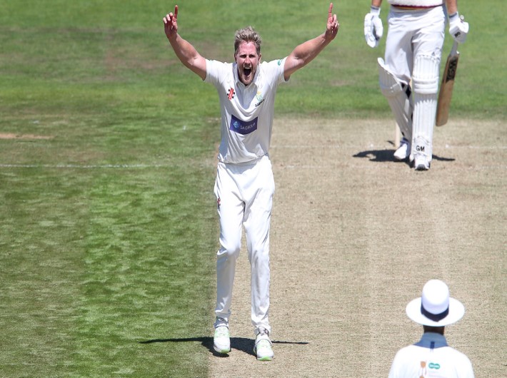 Van der Gugten sees Glamorgan to a lead of 18