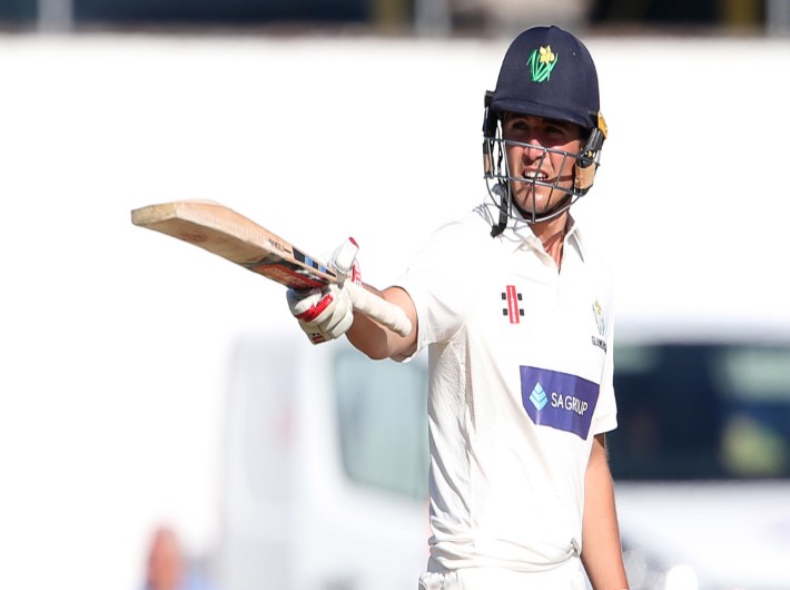 Glamorgan reach 331/8 at Cardiff